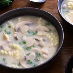 Ile kcal ma zupa pieczarkowa? Zaskakujące fakty o kaloriach