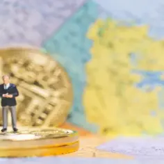 Dwaj biznesmeni na tle mapy i monety. Ekonomia otwiera drzwi do kariery na całym świecie.