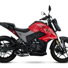 Czerwony motocykl sportowy, idealny na pierwsze wrażenia z jazdą po zdobyciu prawa jazdy A1 po 3 latach.