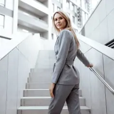 Jaka marynarka do szarych spodni? Odkryj najlepsze połączenia stylowe