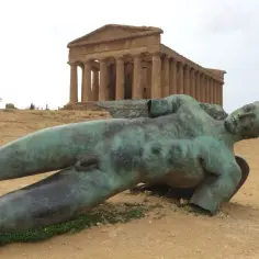 Valle dei Templi Mitoraj: Historia Icaro caduto i jego znaczenie
