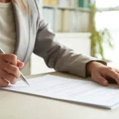 Tłumacz przysięgły: co to? Kiedy go potrzebujesz i ile kosztuje?