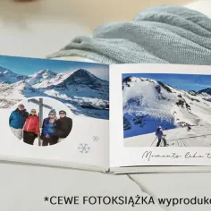 Otwarta fotoksiążka z zimowymi zdjęciami: rodzina na tle gór i narciarze na stoku. Piękna odbitka wspomnień.