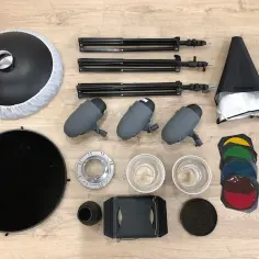 Zestaw do oświetlenia studyjnego: softbox, statywy, lampy, czasze, gridy, filtry kolorowe.