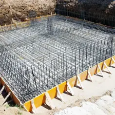Jak skutecznie zbroić płytę fundamentową, aby uniknąć problemów?