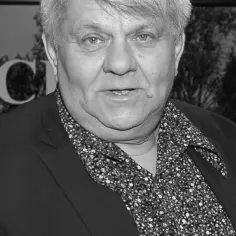 Portret Kazimierza Mazura, mężczyzny w średnim wieku, w garniturze i wzorzystej koszuli.