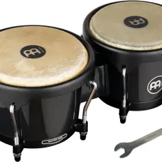 Dwa czarne bębny conga z naciągami Meinl i klucz do strojenia.