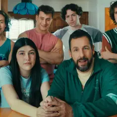 Rodzina z filmu "Farciarz Gilmore 2" siedzi przy stole. Adam Sandler z żoną i synami.