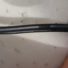 Kabel z kreska to plus czy minus? Odkryj prawdę o oznaczeniach