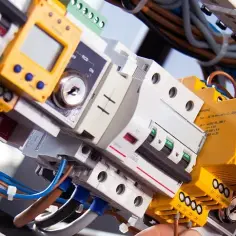 Jak zostać elektrykiem bez szkoły i zdobyć uprawnienia łatwo?