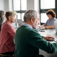 Seniorzy uczą się obsługi komputera. Czy cosinus daje status studenta?