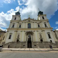 Warszawska Archikatedra Świętego Jana Chrzciciela, gdzie spoczywa serce Chopina, pod błękitnym niebem.