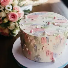 Okrągły tort z pastelowymi pociągnięciami pędzla i perełkami. Idealny na 40 osób, waży ok. 3 kg.