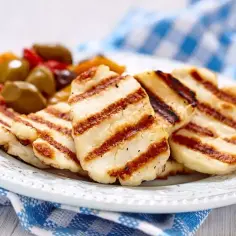 Grillowany ser halloumi z warzywami i oliwkami. Pyszna przekąska, której halloumi kcal nie przyprawi o ból głowy.