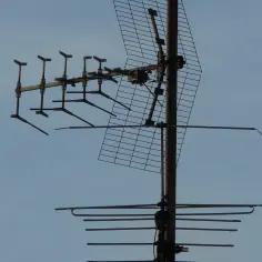 Antena telewizyjna na maszcie, która odpowiada na pytanie: czy do tv naziemnej potrzebna jest antena.