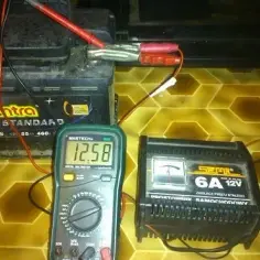 Jak oszukać prostownik automatyczny i naładować martwy akumulator