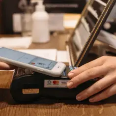 Płatność zbliżeniowa telefonem. To właśnie NFC co to za technologia, która ułatwia transakcje.