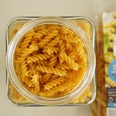 Słoik pełen makaronu fusilli, idealny do zdrowej diety. Ten makaron niski indeks glikemiczny to świetny wybór.