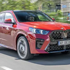 Czerwone BMW X2 w ruchu miejskim. Sprawdź aktualną bmw x2 cena i wybierz swój wymarzony model.