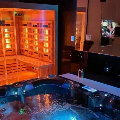 Relaks w saunie i jacuzzi – idealne białystok atrakcje dla par. Czas na wspólny odpoczynek w luksusowym SPA.