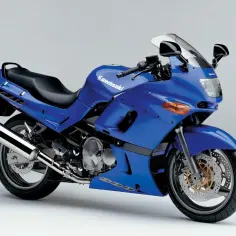 Niebieski motocykl sportowy Kawasaki ZZR z lat 90. z aerodynamiczną owiewką i podwójnym reflektorem.