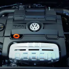 Silnik 1.4 TSI Volkswagena z widocznym logo TSI i symbolem marki.