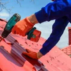 Jaka wkrętarka dla dekarza? Oto modele, które ułatwią pracę na dachu