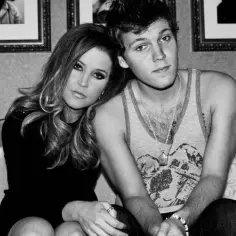 Benjamin Keough i jego matka, Lisa Marie Presley, siedzą blisko siebie na kanapie.