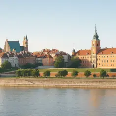 Widok na Zamek Królewski i Stare Miasto w Warszawie z Wisły. Piękny dzień, idealny na zwiedzanie, co w Warszawie!