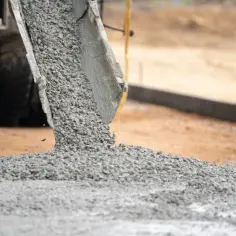 Beton wylewany z gruszki na prywatną drogę. Pozwolenie na utwardzenie drogi prywatnej zostało uzyskane, prace trwają.