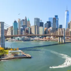 Widok na Most Brookliński i panoramę Manhattanu z wieżowcami w słoneczny dzień.