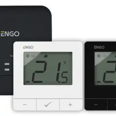Sterowniki do ogrzewania podłogowego ENGO: czarny panel sterujący i dwa termostaty (biały i czarny) z wyświetlaczami pokazującymi 21.5°C.