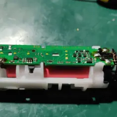 Rozłożona szczoteczka Oral-B z widoczną płytką drukowaną i bateriami. Czy można wymienić baterię w szczoteczce Oral-B? Tak, jest to możliwe.