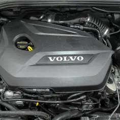 Silnik Volvo S60, widoczny pod czarną osłoną z logo marki.