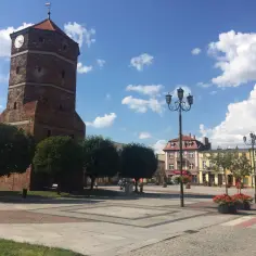 Rynek w Łabiszynie z wieżą ciśnień i kolorowymi kamienicami. Czekamy na nadchodzące wydarzenia!