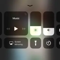 Panel sterowania iPhone'a z opcjami: samolot, Wi-Fi, Bluetooth, muzyka, jasność, głośność, kalkulator, Apple TV, Screen Mirroring. Jak włączyć AirPlay?