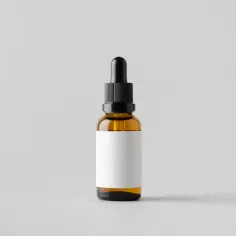 Brązowa buteleczka z pipetką, idealna na serum z witaminą E, czyli tocopheryl acetate. Pusta, biała etykieta czeka na Twoją markę.