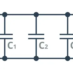 Schemat obwodu elektrycznego z trzema kondensatorami C1, C2, C3 połączonymi równolegle.
