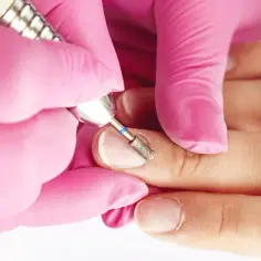 Jak bezpiecznie ściągnąć hybrydę frezarką bez uszkodzeń paznokci – krok po kroku
