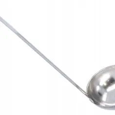 Metalowa chochla do zupy, idealna do nalewania porcji. Jej pojemność to około 100 ml.