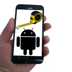 Dłoń trzyma telefon z ikoną Androida i miarką cm na ekranie.