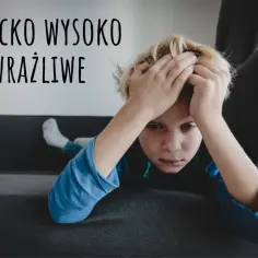 Chłopiec z rękami na głowie, wyrażający smutek. Tekst: DZIECKO WYSOKO WRAŻLIWE.
