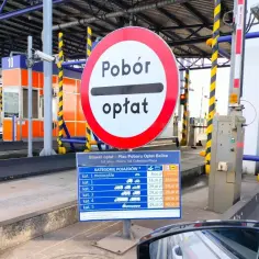 Znak drogowy "Pobór opłat" na placu poboru opłat Balice z tabelą stawek.