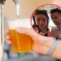 Piwo nalewane do kubka, a w tle para dyskutująca o all inclusive alkohol.
