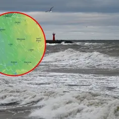 Kiedy sztormy na Bałtyku, fale rozbijają się o brzeg, a na niebie widać mapę pogody z zaznaczonymi miastami.