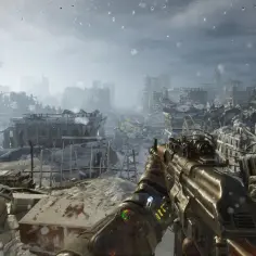 Zimny krajobraz zniszczonego miasta, śnieg i deszcz. Widok z perspektywy gracza z bronią, gotowego na wyzwania, które stawia metro exodus wymagania.