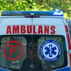 Co oznacza sygnał karetki pogotowia i jak prawidłowo zareagować na drodze?