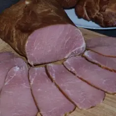 Jak sparzyć wędzony schab, aby zachować smak i soczystość mięsa