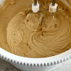 Zwarzony krem z mascarpone w misie miksera. Zobacz, jak uratować zwarzony krem z mascarpone i uzyskać idealną konsystencję.