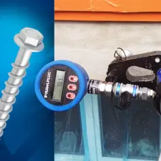 Wkręty do betonu Rawlplug w akcji. Test wytrzymałości mocowania z użyciem cyfrowego manometru.